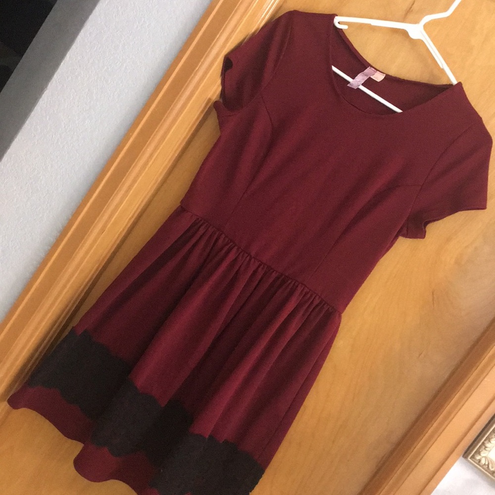 💸2/$20 Sale💸 Dark Red and Black fitted dress